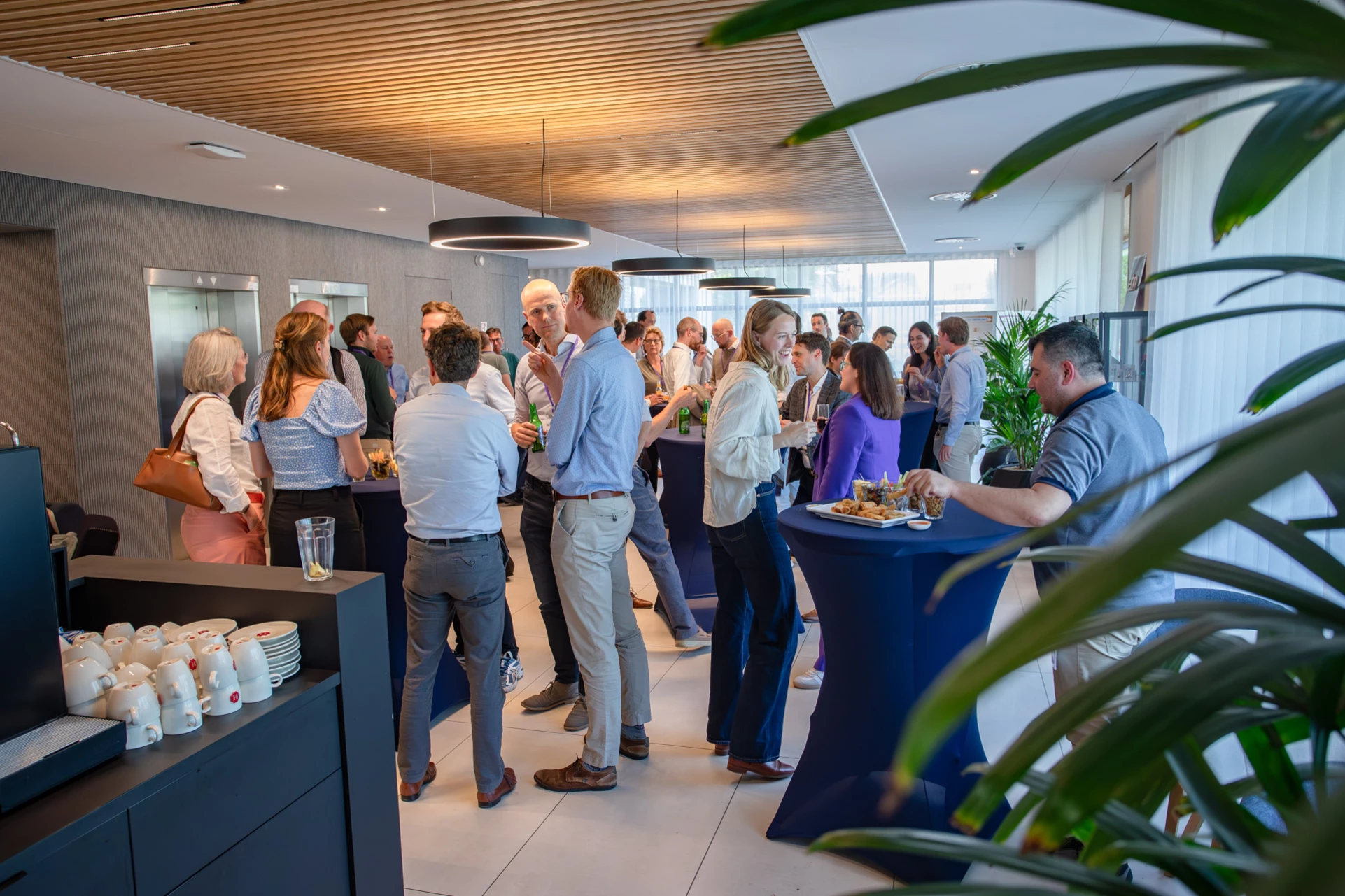 Visitors to the EUH2STARS consortium plenary meeting in Utrecht chatting during the break
